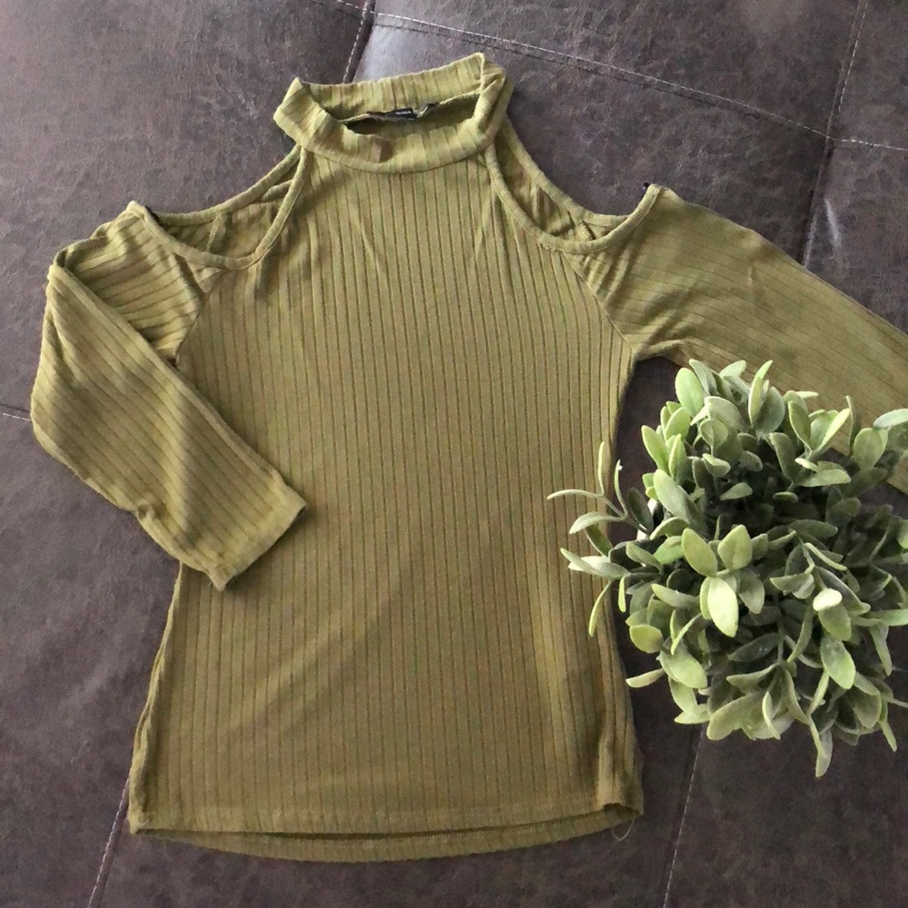 🌿OLIVE TOP